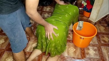 चिकन बना रही मैड को किचन स्टैंड पर चोदा साफ़ हिन्दी आवाज मे